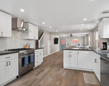 201 S Olive Street - Photo Thumbnail 7