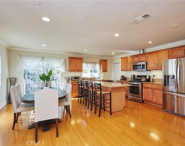 17827 Burbank Boulevard - Photo Thumbnail 6