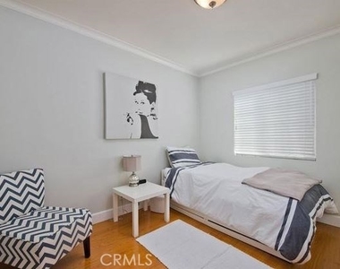 17827 Burbank Boulevard - Photo Thumbnail 24