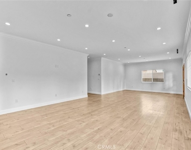 6711 Clybourn - Photo Thumbnail 11