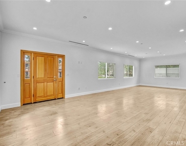 6711 Clybourn - Photo Thumbnail 8