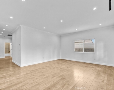 6711 Clybourn - Photo Thumbnail 9