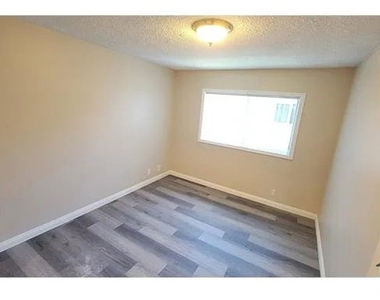 811 Orchid Court - Photo Thumbnail 15