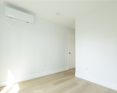 4937 Taft - Photo Thumbnail 15