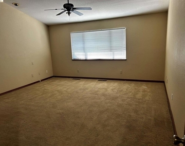 5593 Drakes Dr - Photo Thumbnail 11