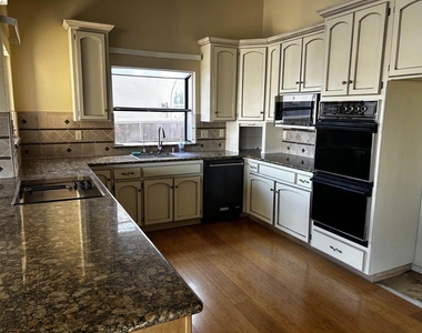 5593 Drakes Dr - Photo Thumbnail 5