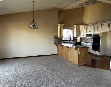 5593 Drakes Dr - Photo Thumbnail 4