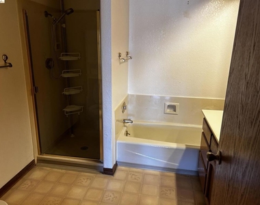 5593 Drakes Dr - Photo Thumbnail 9