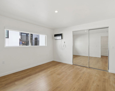 1422 Tamarind Avenue - Photo Thumbnail 19