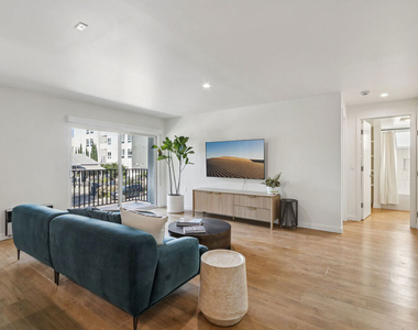 1422 Tamarind Avenue - Photo Thumbnail 4