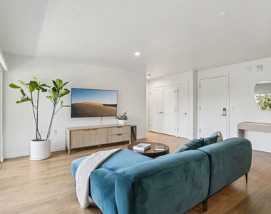 1422 Tamarind Avenue - Photo Thumbnail 3