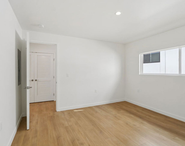 1422 Tamarind Avenue - Photo Thumbnail 20