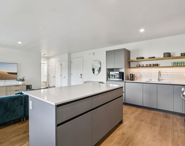 1422 Tamarind Avenue - Photo Thumbnail 6