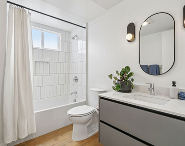 1422 Tamarind Avenue - Photo Thumbnail 8