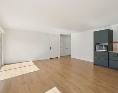 1422 Tamarind Avenue - Photo Thumbnail 15