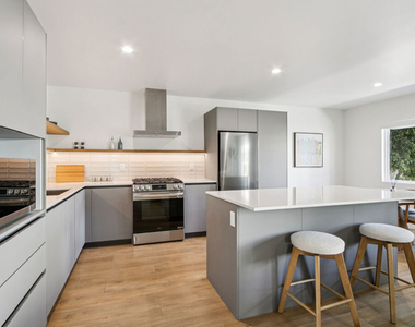 1422 Tamarind Avenue - Photo Thumbnail 5