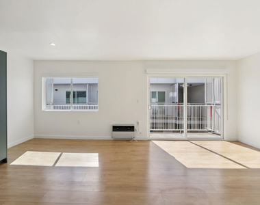 1422 Tamarind Avenue - Photo Thumbnail 13