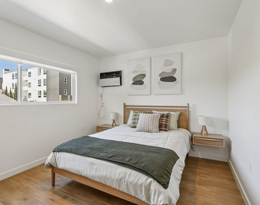 1422 Tamarind Avenue - Photo Thumbnail 9