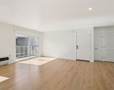 1422 Tamarind Avenue - Photo Thumbnail 14