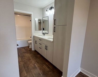 7660 Beverly Boulevard - Photo Thumbnail 3