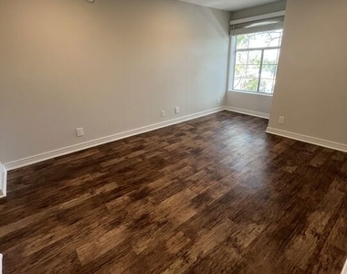 7660 Beverly Boulevard - Photo Thumbnail 2