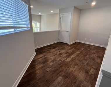 7660 Beverly Boulevard - Photo Thumbnail 9