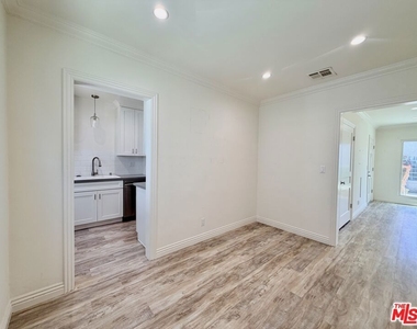 124 N Pass Avenue - Photo Thumbnail 4