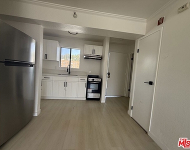 1816 N Gramercy Place - Photo Thumbnail 4