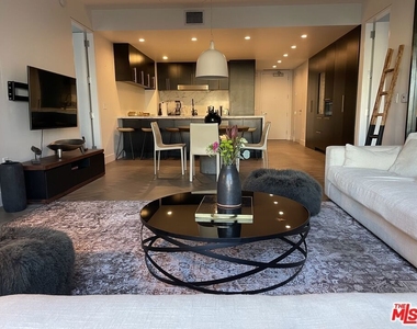 6250 Hollywood Boulevard - Photo Thumbnail 1