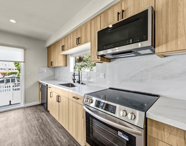 1309 N Sycamore Avenue - Photo Thumbnail 2