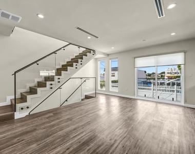 1309 N Sycamore Avenue - Photo Thumbnail 3