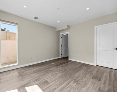 1305 N Sycamore Avenue - Photo Thumbnail 10