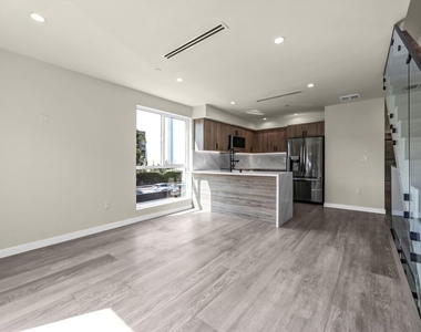 1305 N Sycamore Avenue - Photo Thumbnail 1