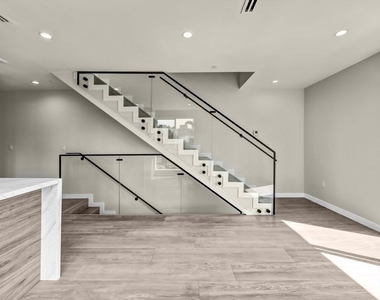 1305 N Sycamore Avenue - Photo Thumbnail 4