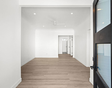 1246 N Formosa Avenue - Photo Thumbnail 2