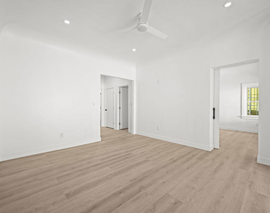 1246 N Formosa Avenue - Photo Thumbnail 4