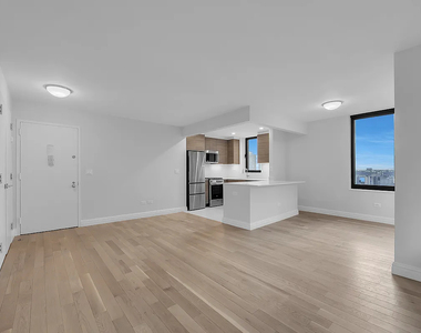 West 48th Street - Photo Thumbnail 5