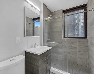 West 48th Street - Photo Thumbnail 4