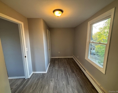 42 Maple Street - Photo Thumbnail 8