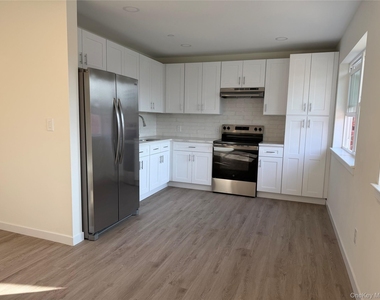 5 Colonial Drive - Photo Thumbnail 2