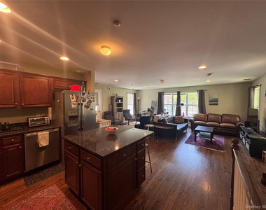 907 Main Street - Photo Thumbnail 6