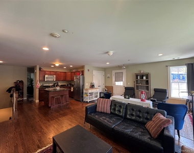 907 Main Street - Photo Thumbnail 12