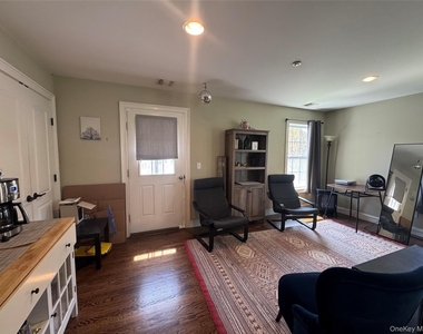 907 Main Street - Photo Thumbnail 8
