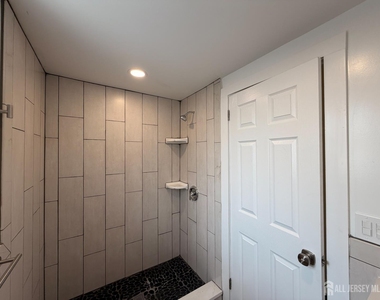 1020 Raritan Avenue - Photo Thumbnail 3