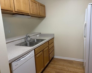 2736 S Knightsbridge Circle - Photo Thumbnail 3
