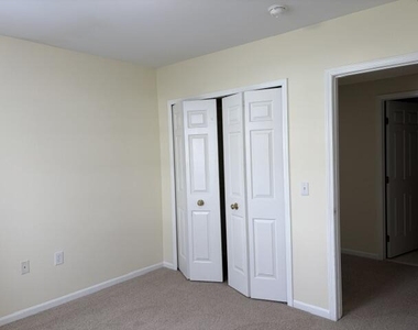 2736 S Knightsbridge Circle - Photo Thumbnail 9