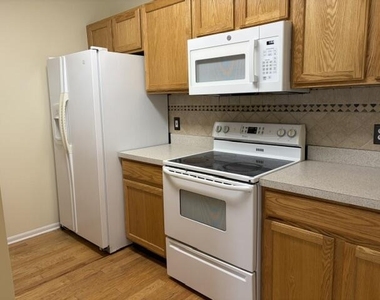 2736 S Knightsbridge Circle - Photo Thumbnail 4