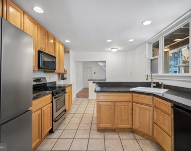 447 Dupont Street - Photo Thumbnail 9