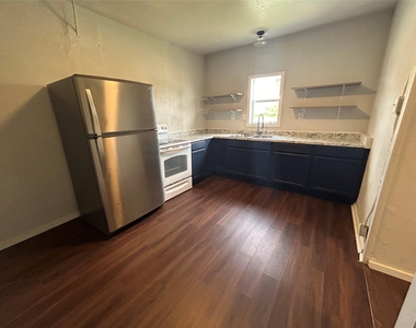 400 Symes St - Photo Thumbnail 14