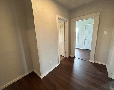 400 Symes St - Photo Thumbnail 6